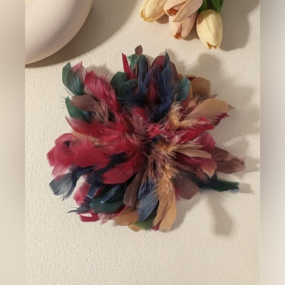 ✨NWT 1pc Unique Retro French Exaggerated Feather Statement Brooch multi colored - Picture 2 of 5